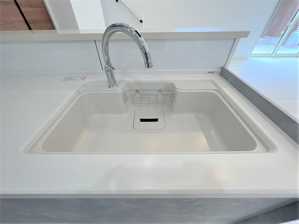 【同仕様例】<BR>肉や魚に触れた後も手をかざすだけで水を流すことが出来ます!水洗を触らず手を洗えるため、手だけでなく水栓も衛生的な状態に保てます◎