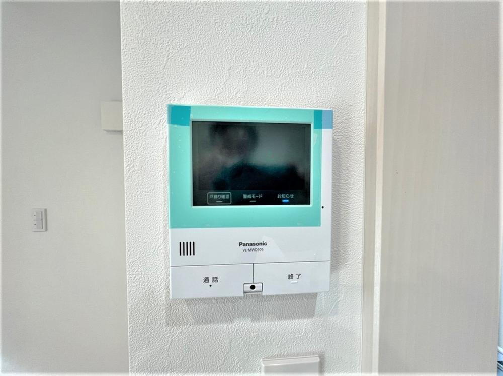 【同仕様例】<BR>玄関ドアを開けることなく来客者の顔や声を確認できるため、トラブルの防止につながります♪訪問販売や不審者の接触を避けることができ、お子様のお留守番も安心◎