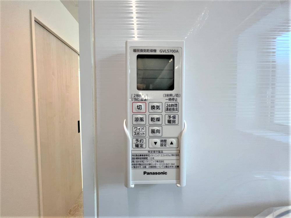 【同仕様例】<BR>冬は浴室内を暖めることができ、夏は涼しくすることができるため入浴時に快適に過ごすことが可能です♪浴室内を乾燥させられるだけでなく、洗濯物を干すこともできます◎