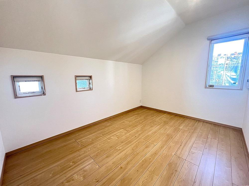 こちらの居室は子供部屋にしてみては？<BR>窓に高さがあり、小さなお子様の転落防止が可能◎<BR>また、バルコニーに面していないため、洗濯物を干すために年頃のお子様の部屋に勝手に入るなんてこともないですね♪