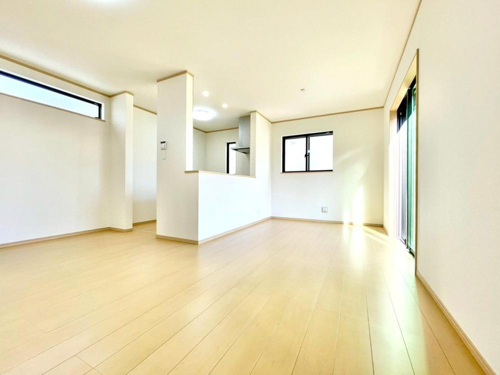 【リビング】1号棟<BR>家具の配置も自由に楽しめる、ゆとりあるリビング。