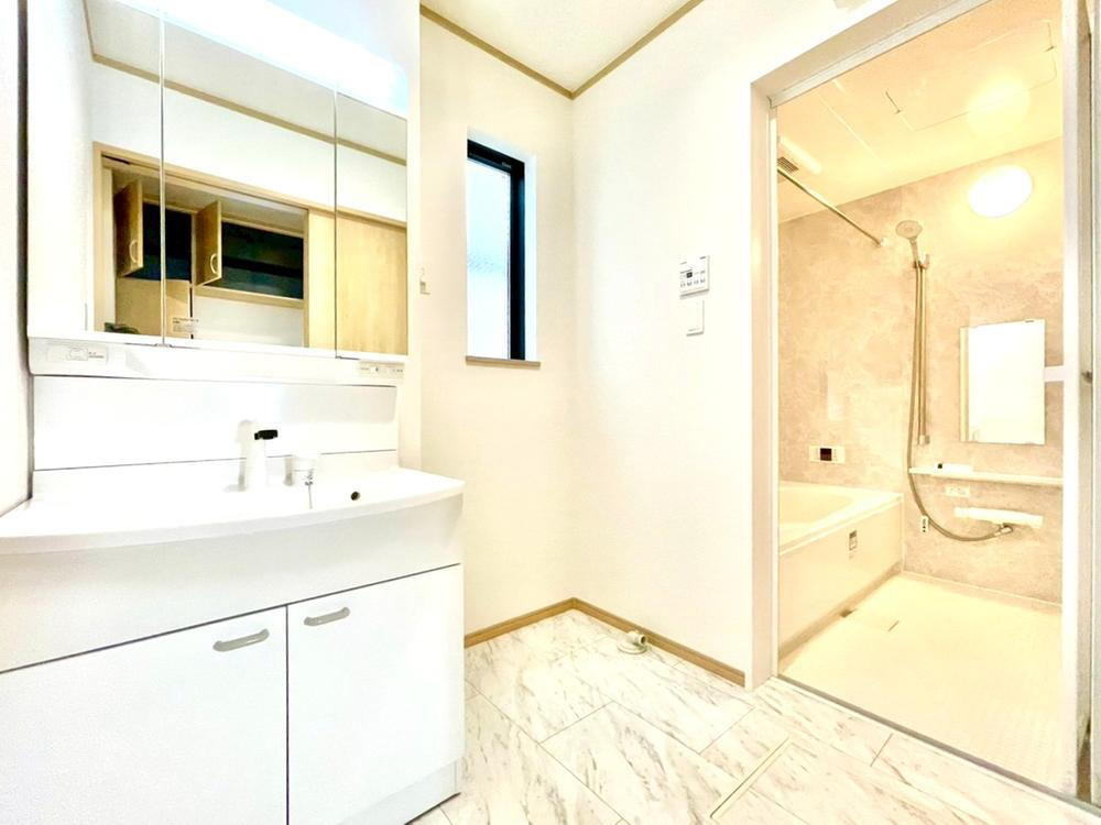 【洗面所】<BR>ゆとりの洗面スペースで朝の身支度もスムーズに♪