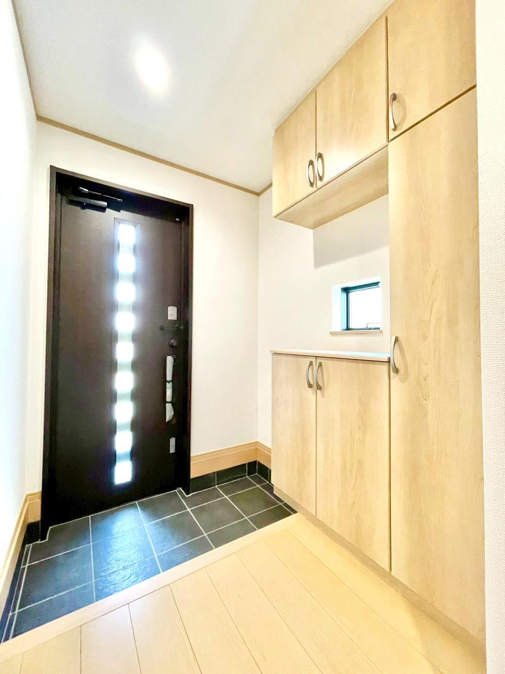 【玄関】<BR>鍵などが置ける飾り棚も嬉しいポイントです♪