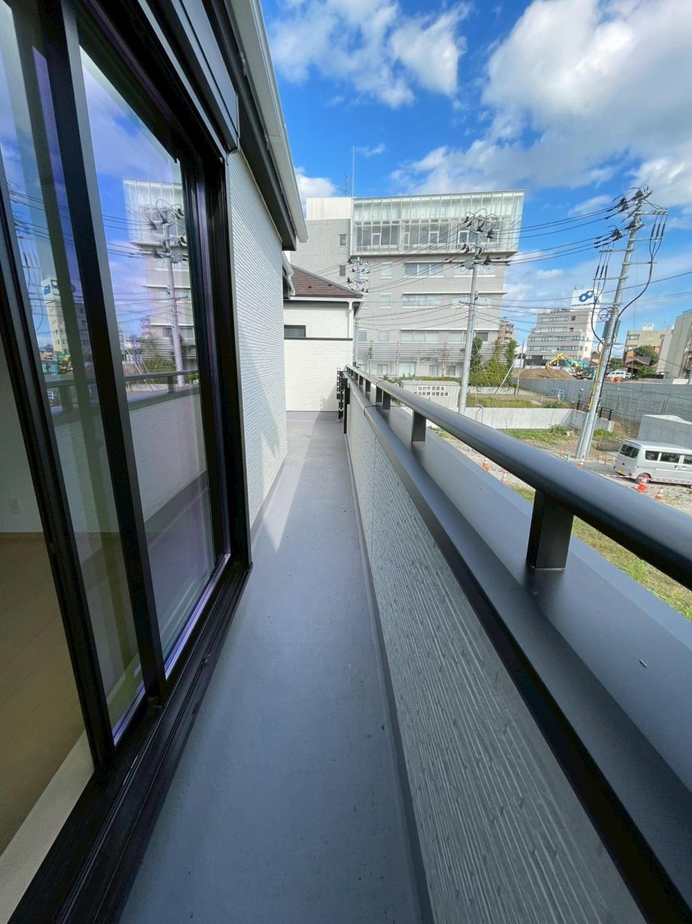 【バルコニー】<BR>バルコニーは陽当りも良く、風が良く通りますので、お洗濯がしっかりと乾きそうです