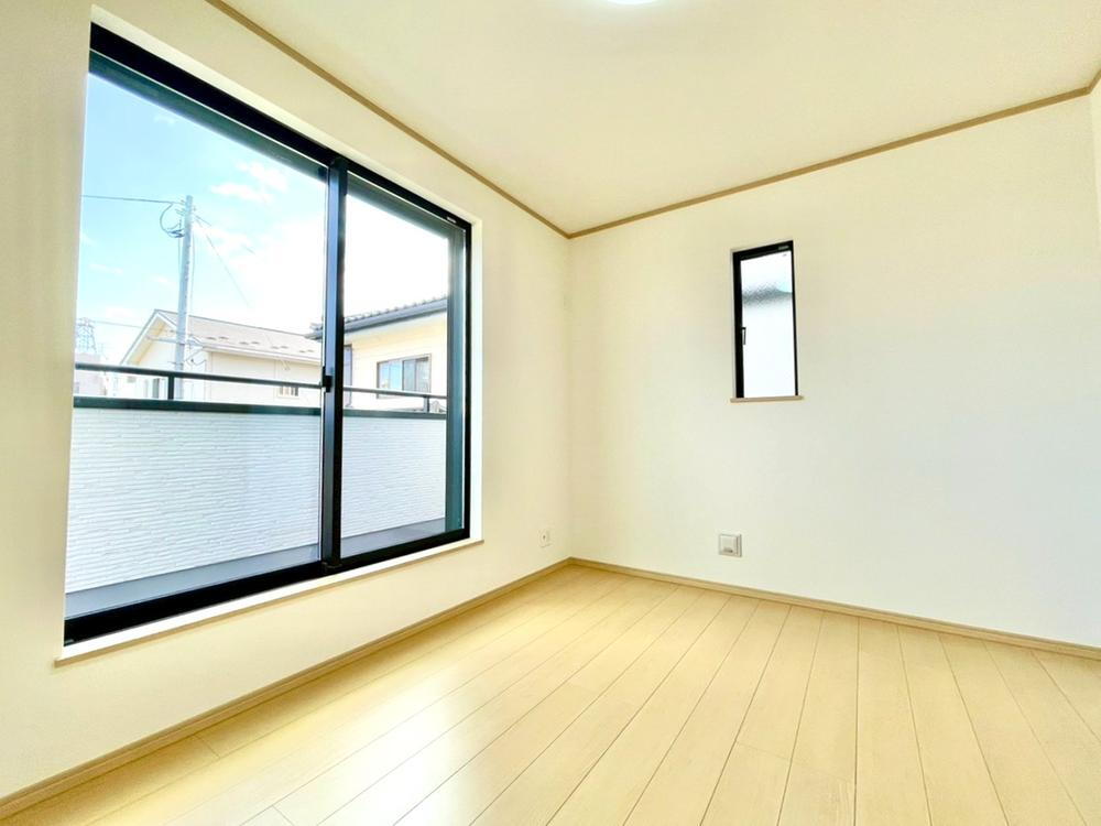 【洋室】<BR>バルコニーにすぐアクセスできるため、お洗濯物の片付けもらくらく♪