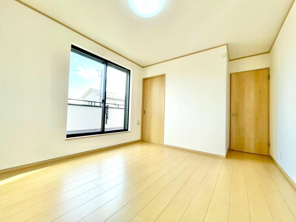 【洋室】<BR>フローリングでお手入れ簡単♪明るく通風良好な全室2面採光