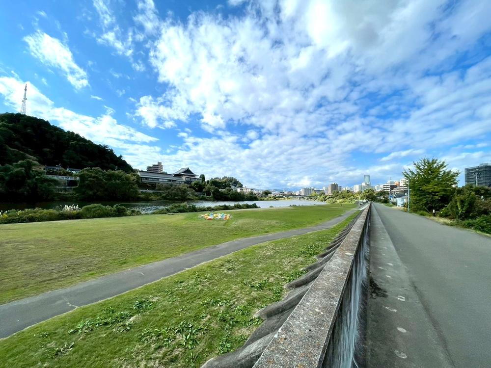 整備された河川敷で散歩やジョギングをしたり、風が心地よく感じられます。