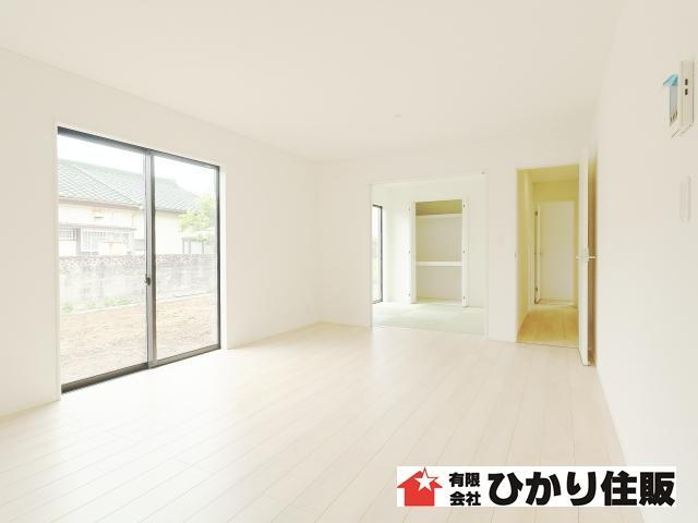 窓が大きく、とても明るいリビング！内見予約受付中です。お気軽にお問い合わせください。