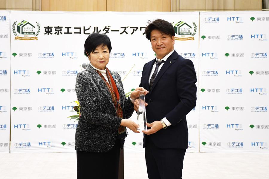 2023年「東京エコビルダーズアワード」唯一全5部門受賞。環境性能の高い住宅の普及に向け業界をけん引する意欲的に取り組んでいる企業として認められ、弊社代表及川が小池百合子都知事より表彰を受けました。
