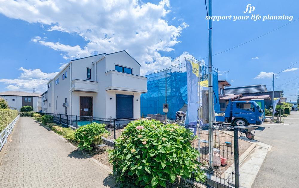 隣地と距離を置き、優美に佇む住宅。暮らす家族と来訪者の目をの楽しませる外観。戸建住宅の良さを知っていただける一邸が新しい家族を待ちます。