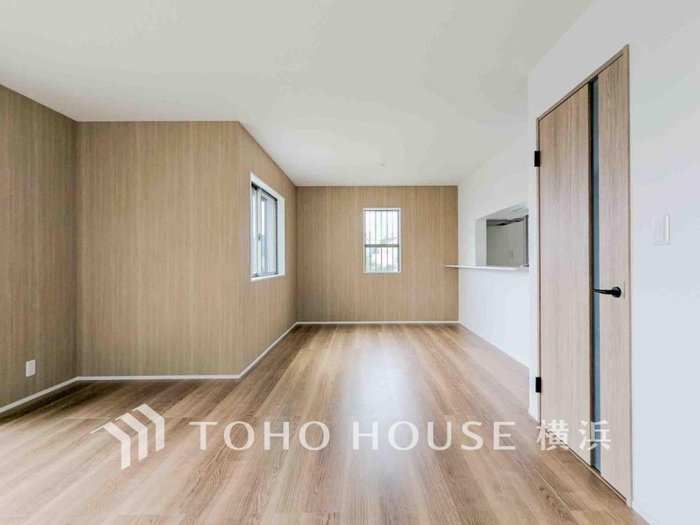 【Living room】<BR>柔らかな色合いのフローリングと清潔感の溢れるクロスが明るい空間を創り出しているリビングダイニング。憩いの場に相応しく、ここで楽しむ家族の時間が絆をより深めてくれそうです。