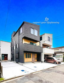 ◇外観◇<BR>深く豊かな緑と爽快な青い空を感じるまさに横浜に暮らす心地よさを存分に堪能いただける邸宅です。グレードの高い設備仕様が標準装備のデザイン住宅で快適で便利な生活をお送り頂けます。