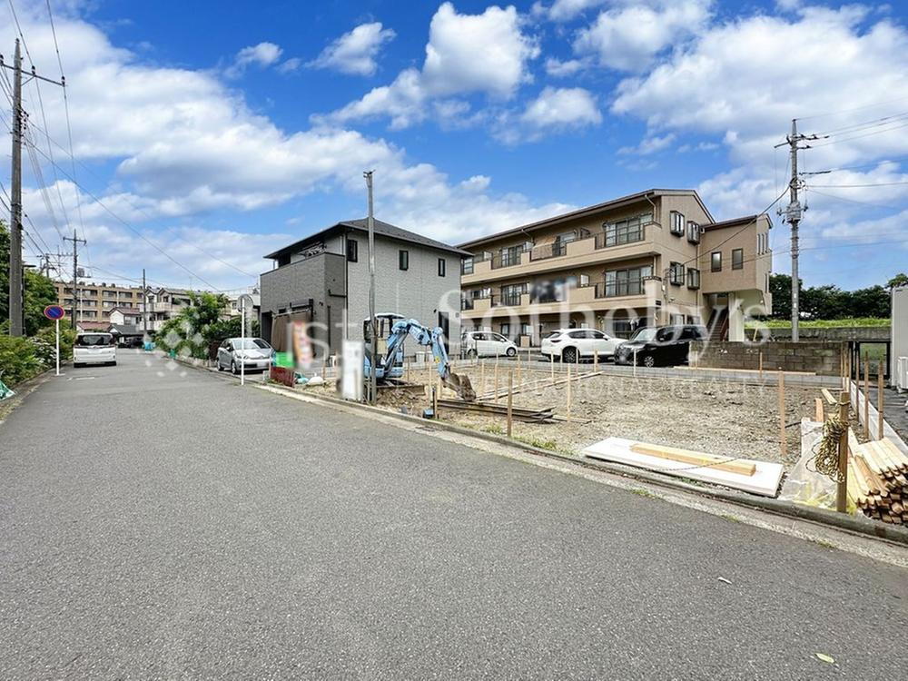 ■前面道路■<BR>ゆとりある前面道路は約6ｍあり、開放感を演出！陽ざしがたっぷり差し込み明るいお住まいが実現します。