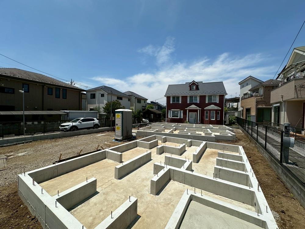（６月撮影））全3棟の新築分譲予定地。現在は建築途中ですが、生活利便性の高いエリアに新たな街並みが誕生します。完成後の全体像にもぜひご期待ください。