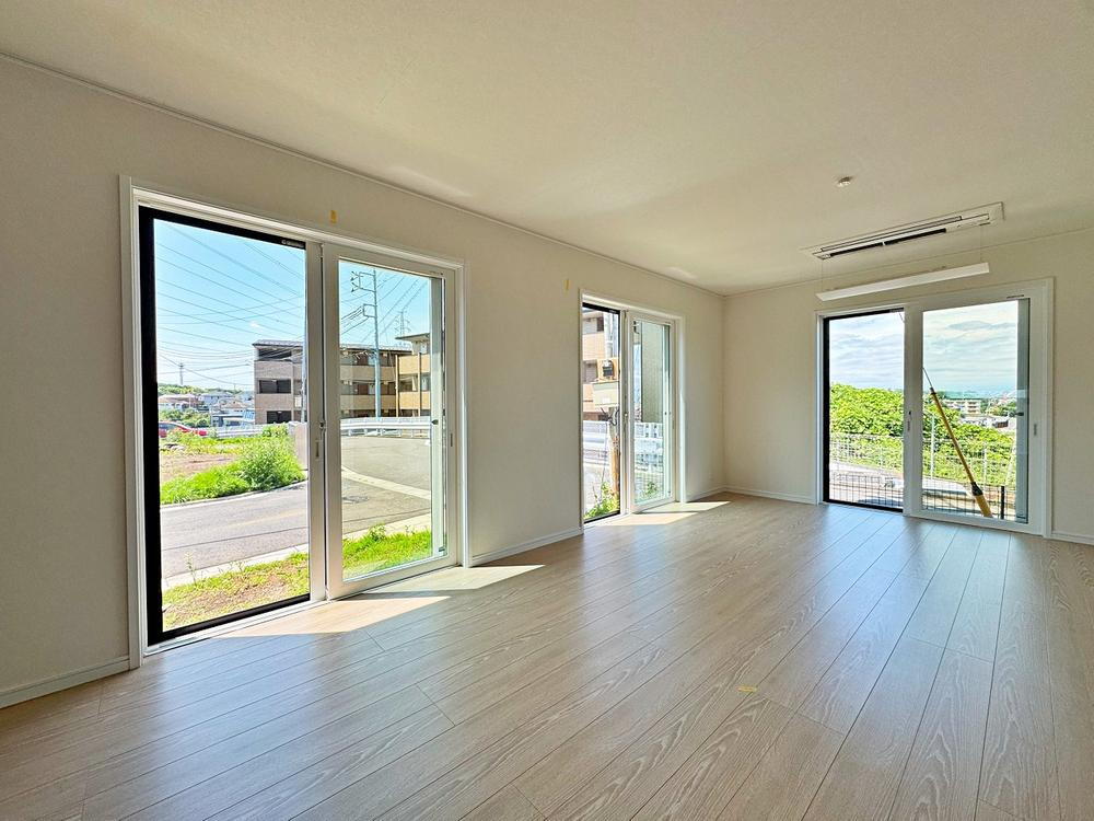 ２２帖のリビングには掃き出し窓を３面設けました♪建売住宅でこの設備は贅沢ですね♪