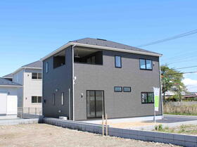 人気の黒茶系の外壁でシンプルでスマートな箱をコンセプトとした新築住宅です。高耐震・高耐久で地震に強い頑丈なすまいを実現しております。かつ制振装置が装着されておりますので地震の揺れを抑えます