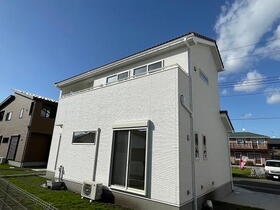 ⑥号棟外観<BR>白い外壁と屋根瓦が特徴の外観です。<BR>窓の種類やサイズに統一感をもたせた 、<BR>南仏風のデザインです。