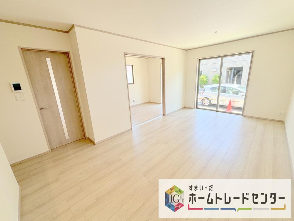 広々としたリビングは南側に設けた掃き出し窓からたくさんの陽光を取り入れてくれます。家族が集まる空間ですからやはり明るさと、暖かさは大切です。広さがありますので家具の配置に悩まなくて済むのも良いです。