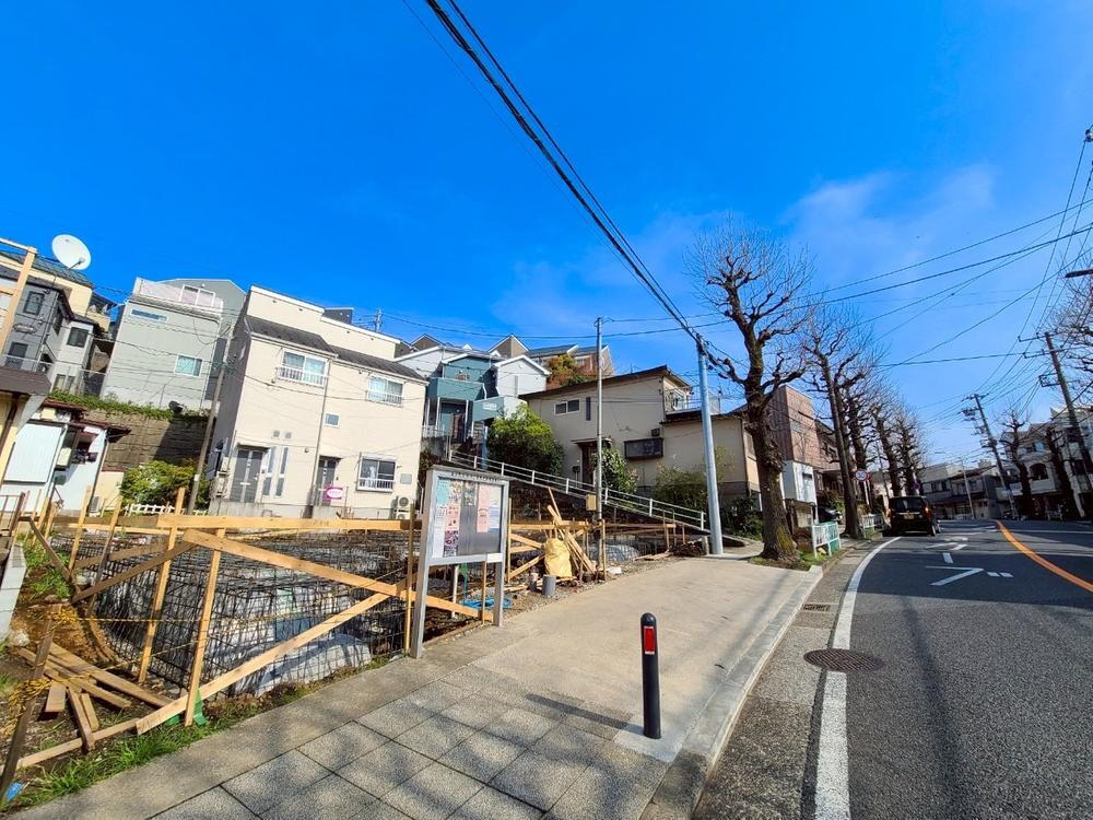 山手駅より徒歩14分、根岸森林公園も徒歩圏内の住環境良好な立地です。両面道路に接道しており陽当たり良好な新築戸建2棟となっております。