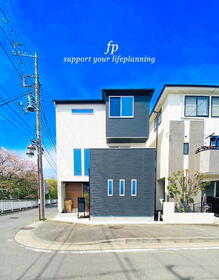 ◇外観◇<BR>深く豊かな緑と爽快な青い空を感じるまさに横浜に暮らす心地よさを存分に堪能いただける邸宅です。グレードの高い設備仕様が標準装備のデザイン住宅で快適で便利な生活をお送り頂けます。