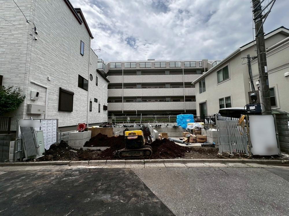 その邸が魅せる、気品・上質・重厚感・極細やかさ、そのすべては訪れた者に安らぎと品性を与える特別な空間です。ここに住むからこそ意味がある。すべての（始まり）をここから迎えます。