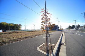 現地（2023年12月）撮影<BR>13-9から南側全景。歩道を含む約16ｍ幅の公道に接道しています。
