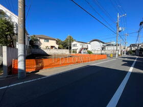 前面道路はゆとりの６M！お車の出し入れもゆったりしております。