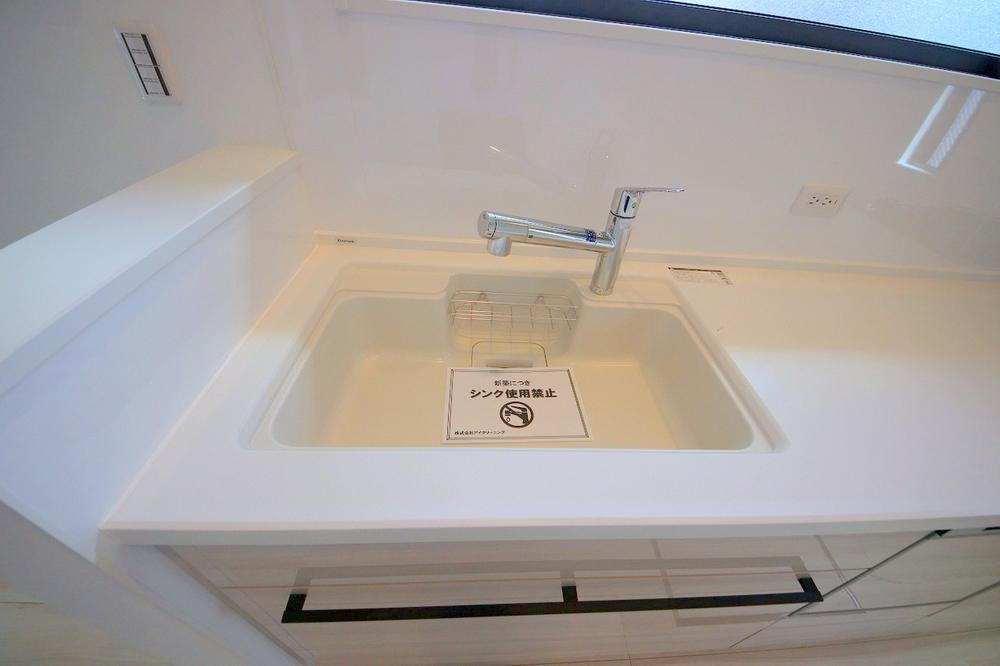 室内（2024年4月）撮影<BR>キッチン水栓・浄水器一体型のシングルレバーシャワー水栓です。浄水器ごとホースが引き出せるので、パスタ鍋などに水を注ぐときも便利です。