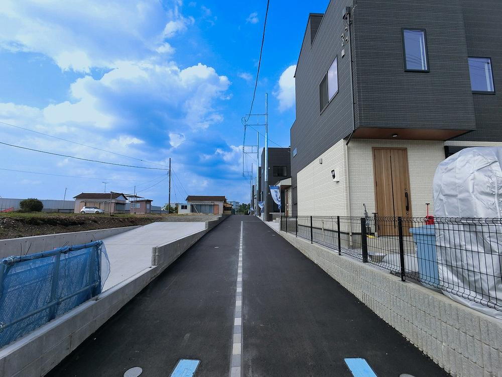 車通りの少ない閑静な住宅街に位置しております。