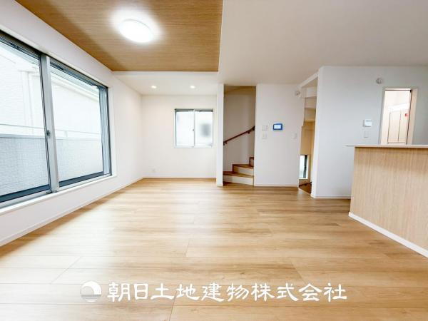 【リビング】1日の中で最も長い時間を過ごすことになるリビングだからこそ、いつも笑顔があふれる空間であるように。広々とした空間から幸せな未来を。1日の中で最も長い時間を過ごすリビングは、笑顔があふれる空