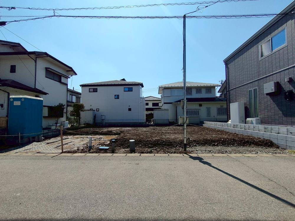 【前面道路を含む現地写真】<BR>前面道路北側6.0ｍ公道。閑静な住宅地なので小さなお子様にも安心の立地です。