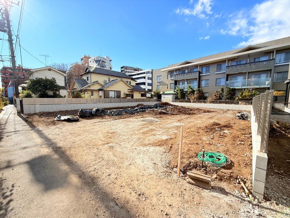 京王線2駅利用可能、都心へのアクセスも良好ながら、落ち着いた住環境。広々としたLDK、充実の収納、自由設計で、あなただけの空間を創造。高品質な素材と設備で、永く快適な暮らしを。