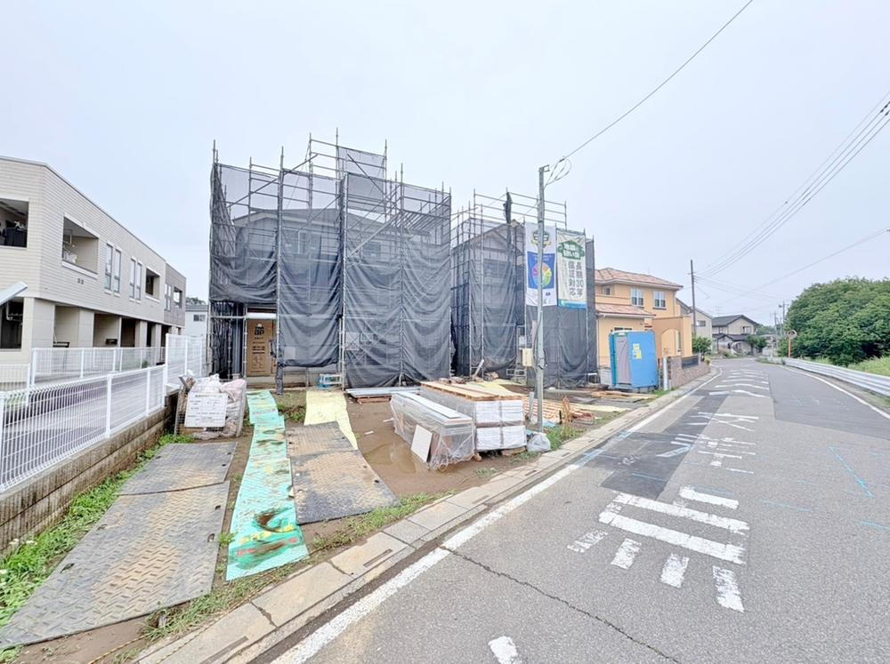 現地（2025年5月25日）撮影<BR>２台目の車を停めたり、自家用車のほかに、来客者の駐車に利用したり、物置スペースにしたりと、大活躍の駐車スペースがあります。