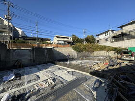 陽が昇る東側は道路、南側隣地は一段低く、朝から夕方まで、太陽の光があたる陽当たり自慢のご住宅です。陽当たりを重視されているお客様に是非おすすめしたいご住宅です。