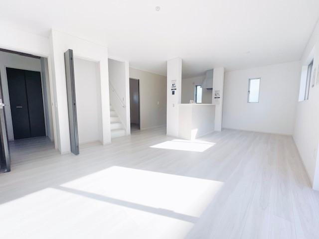 リビング（1号棟）｜白いフローリングはお部屋をさらに明るくしてくれます！どんなデザインの家具にも合わせやすく、オシャレな仕上がりに♪