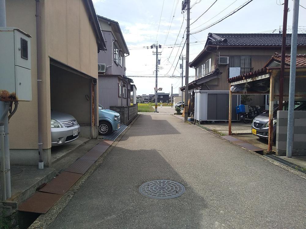 金沢市立千坂小学校までは徒歩１２分の立地です。<BR>各方面への移動がしやすい住みよい閑静な住宅地です。