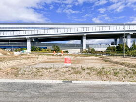 ■豊田花園4街区<BR>豊田花園土地区画整理事業地内。<BR>三河八橋駅を中心とした区画整理により、スーパーの出店、道路の整備、駅前広場の整備などが実施されています。<BR><BR>No.6　現地（2023年10月）撮影