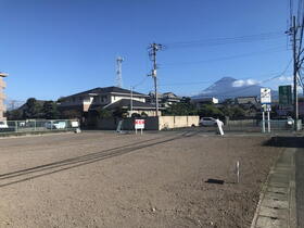 北方向に雄大な富士山を眺められる分譲地です。豊かな陽光がそそぐ空間で、心地よい時間を。