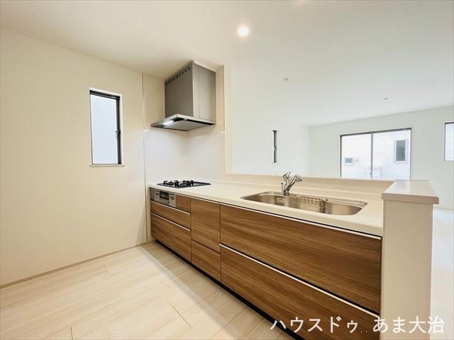 【1号棟】温かみのある内装で、落ち着く空間◎<BR>しっかりと換気のできる窓付きで、調理中も快適に過ごせますね。