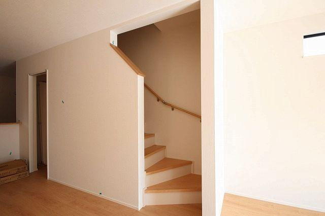 １号棟～LDK～<BR>必ずリビングを通り居室に向かう「リビングイン階段」のスタイルは家族のコミュニケーションもとりやすくなります。