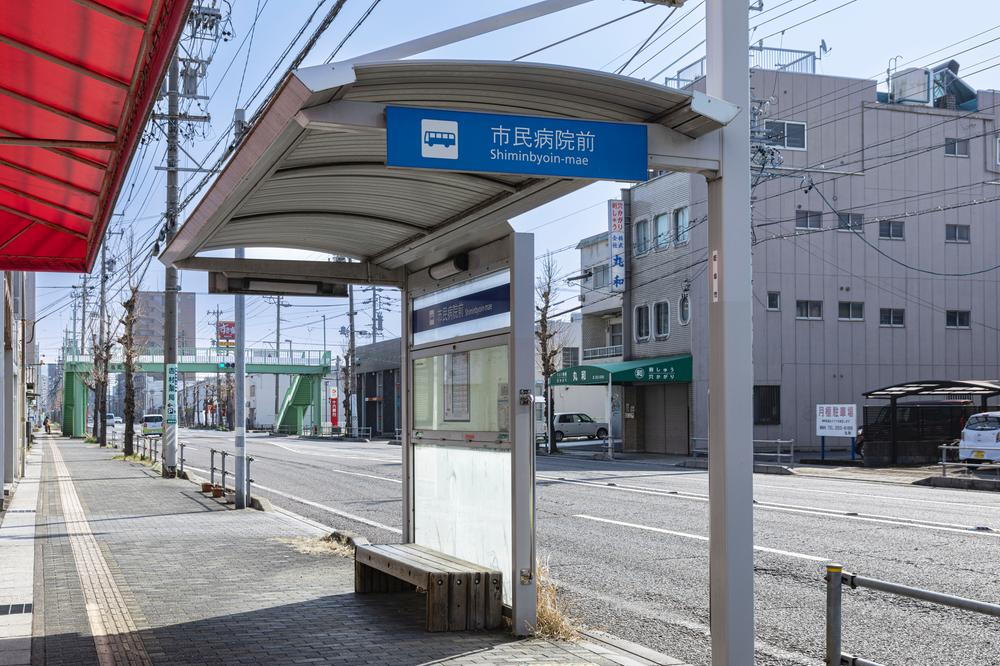 岐阜バス「市民病院前」停まで350m バス停までも徒歩5分。屋根のあるバス停なので雨の日も待ちやすい♪岐阜駅までバスで約9分
