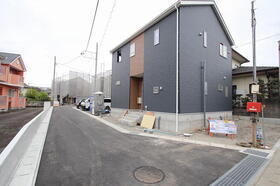現地（2024年3月）撮影<BR>「三島市谷田第12」全５棟<BR>各棟３～４台の駐車スペースが完備されています