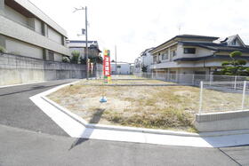 1号地は北と東の道路に面しており、開放感たっぷり♪周辺には住宅が多く、防犯面でも安心です。穏やかな暮らしが期待できそうですね。