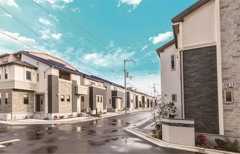 【現地街並み】<BR>阪急阪神不動産の戸建住宅ブランド〈ジオガーデン〉。連装窓やデザインモールなど、ディテールにもこだわった趣きある佇まい。風格の景を創る全41邸が誕生します。/2024年1月撮影