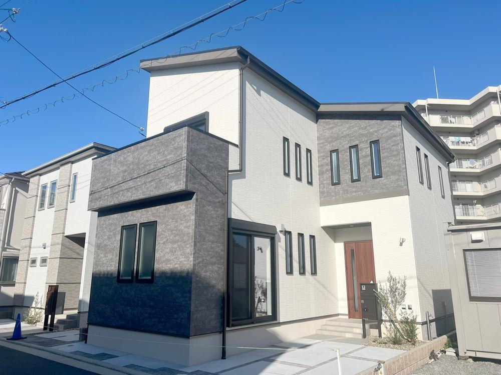 モダンでお落ち着いたデザインの外観が街並みに調和。ご家族の「ただいま」が似合い、毎日が誇らしくなるマイホームです。