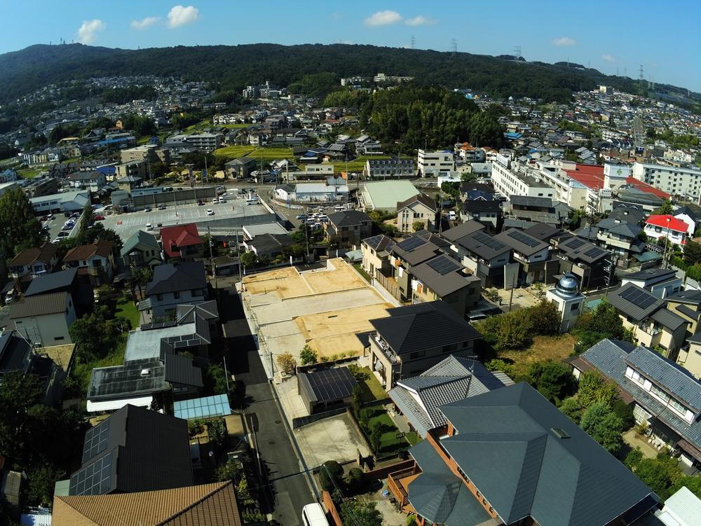 上空から見た現地（2022年9月）撮影<BR>閑静な住宅街の中に位置し、生駒山の緑を愉しんだり、公園も近くにあるので、のびのび子育てできる環境です。スーパーやホームセンター、金融機関なども徒歩10分圏内に。