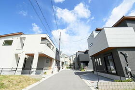 【分譲地内】近隣には学校、公園があり買い物などの生活環境も整っています。アクセスも良好で3路線3駅利用が可能で、大阪の都心にも近い安心して暮らせる街になりました。