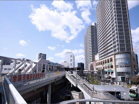 バス停まで徒歩3分！JR東海道本線「高槻」駅よりバス約14分、「中央公園」停徒歩約4分。