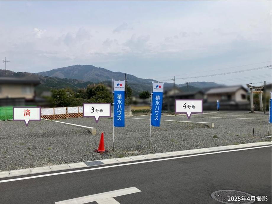 3号地は約76.87坪。前面道路は綺麗にアスファルト舗装された、見通しの良い直線道路です。道路と敷地に段差が少なく、自転車やベビーカーを利用される際もスムーズに出し入れできます。/2025年4月撮影