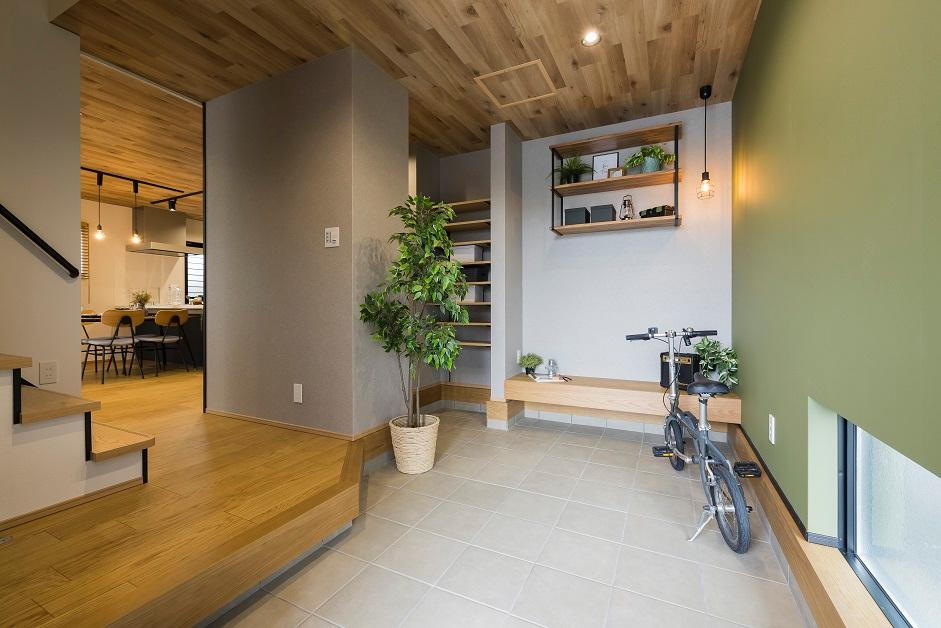【1階玄関土間/9号地モデルハウス】<BR>広々とした玄関DOMAのある住まいです。玄関前がスロープになっており、自転車などの乗り入れも◎自転車の手入れやDIYスペース、お子様の遊び場にもなる空間です。